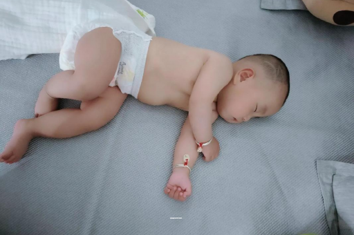 巴音郭楞蒙古孕妇肚子一跳一跳